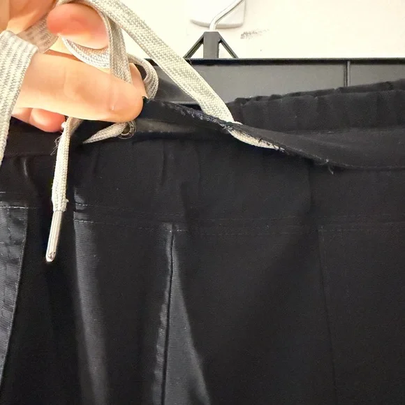Vuori Miles Jogger in Black Size Medium Technical Pant Gorpcore Athleisure READ - Picture 8 of 16